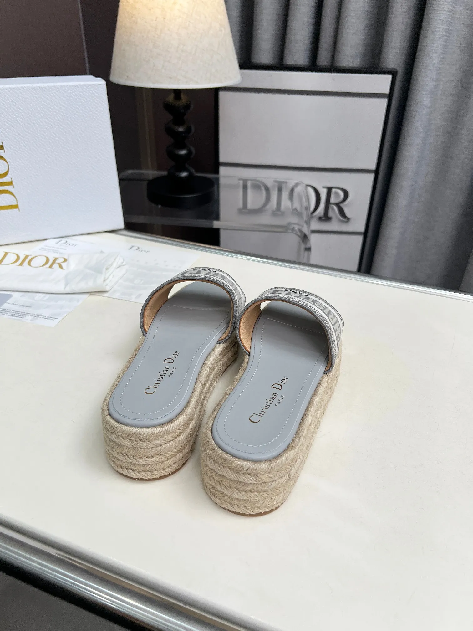 💕💕Factory direct selling price p420💕💕 Dior Dior spring and summer new IVIETA DWAY jelly color flat-bottomed one-slip women's shoes with color matching CD letter logo three-dimensional embroidery thick-soled round toe open-toe slippers. The original version is developed to be the top version on the market. It feels soft and delicate on the feet and is extremely comfortable. Material: Upper imported raffia electric embroidery high-temperature water-soluble cotton technical fabric + water-dyed cowhide foot lining + original consistent combination outsole Outsole: original outsole Size: 35-42 (40.41.42 custom-made, non-refundable and non-exchangeable)